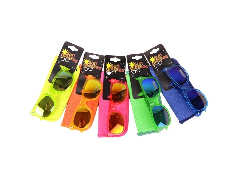 Napszemüveg tokkal — véletlenszerű változat