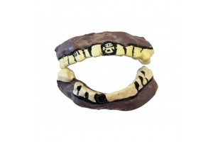 Ijesztő műfogsorok — vámpír és hiányos változatok