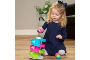 Fat Brain Toys spiráltorony — csörgő labda bébijáték