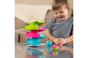 Fat Brain Toys spiráltorony — csörgő labda bébijáték