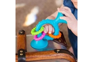 Fat Brain Toys rágóka csörgő karikákkal - türkiz