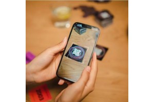 Hitster társasjáték doboz és zenei kártyák (QR-kód)