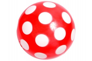 Pöttyös piros lakkfényű labda, 22 cm