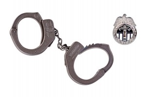 Rendőrségi fém bilincs lánccal és zárral