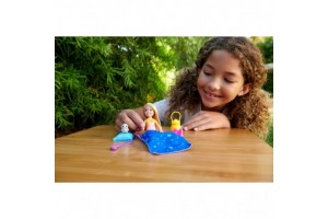 Barbie Chelsea kempingező baba kék hálózsákban