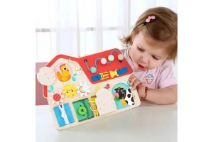 Tooky Toy fa házikó alakú állatkás matatótábla