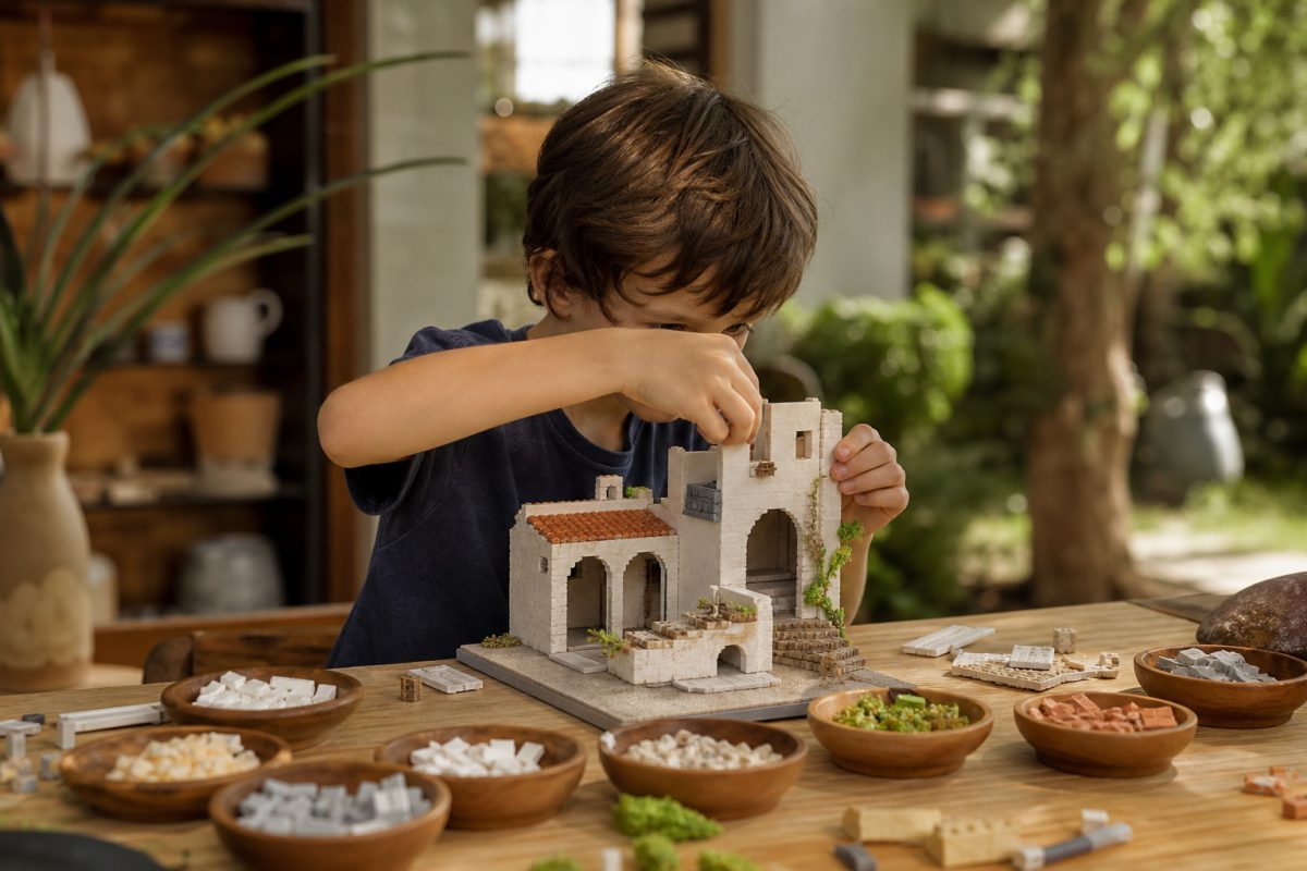 Gyerek térbeli puzzle épületmodellt illeszt össze