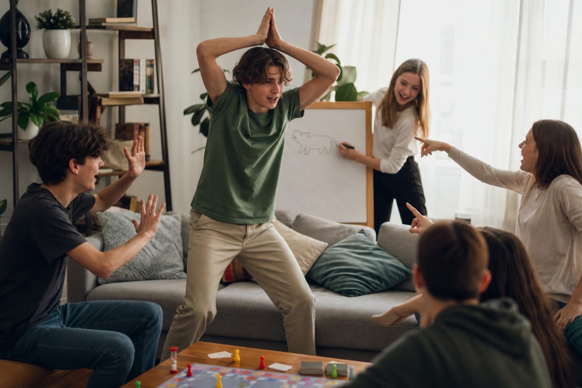Kamaszok pörgős Activity Káosz hangulatú játék közben