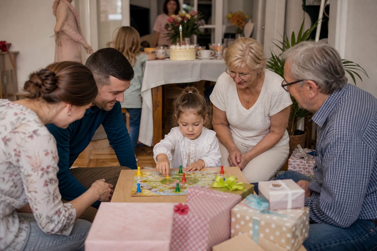 3 éves szülinap közös társasjátékkal és ajándékokkal