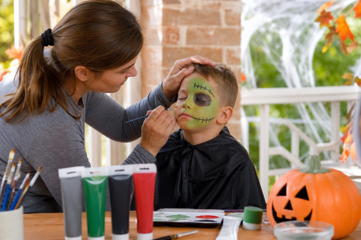 Halloween arcfestékek és ecsetek zöld, szürke, piros és fekete színekkel