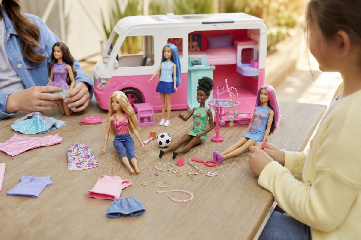 Barbie kiegészítők és babák lakóautós játékhoz