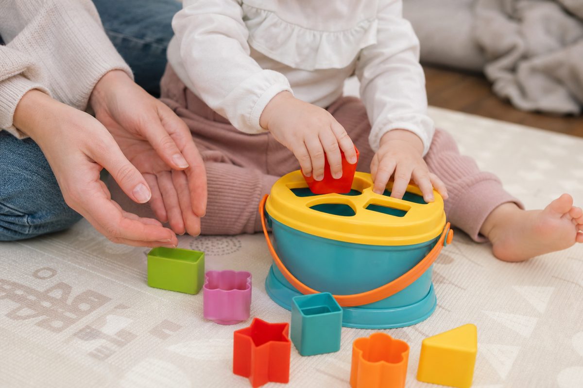 Fejlesztő játék 1 éves babának formaválogatóval