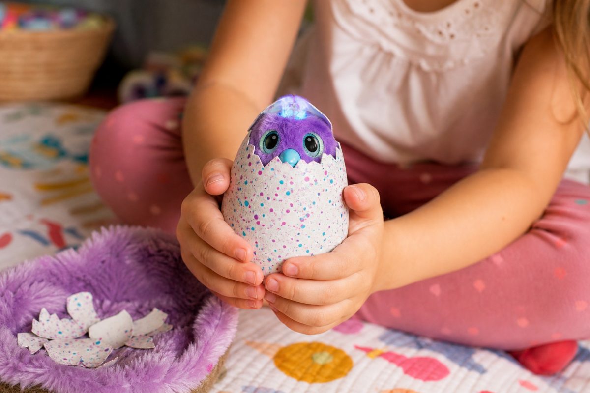 Gyerek Hatchimals tojást tart a kezében kikelés előtt