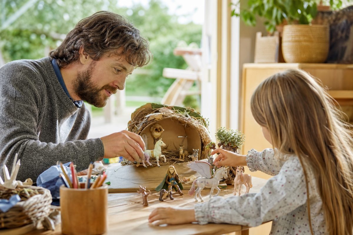 Szülő és gyerek Hatchimals figuráknak készít kis fészket