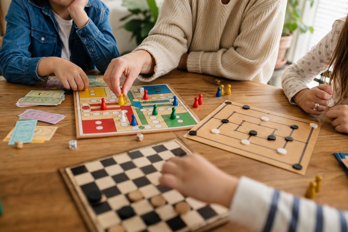 Klasszikus társasjáték kellékek bábukkal, dobókockával és játékpénzzel