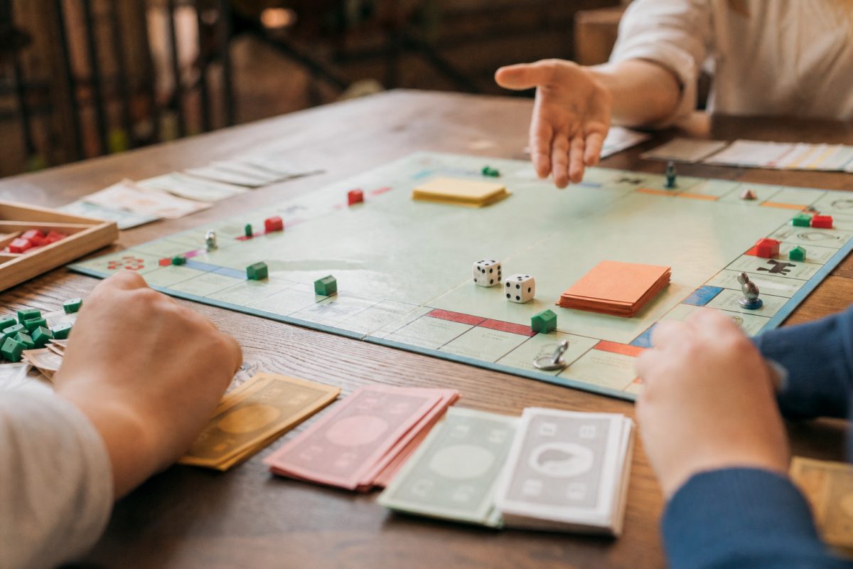 Klasszikus monopoly hangulat dobókockával, játékpénzzel és házakkal