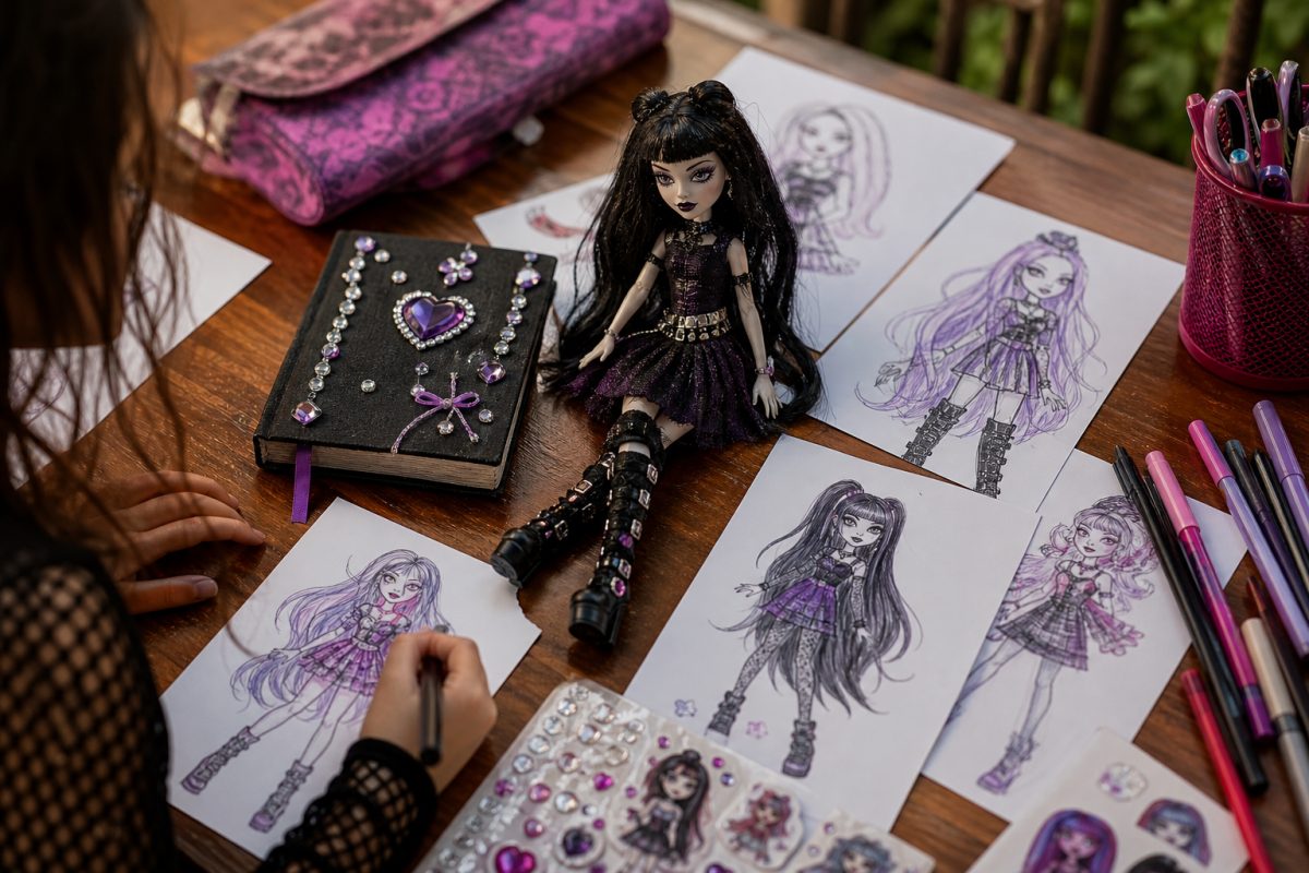 Kreatív napló és rajzeszközök Monster High stílusú baba mellett