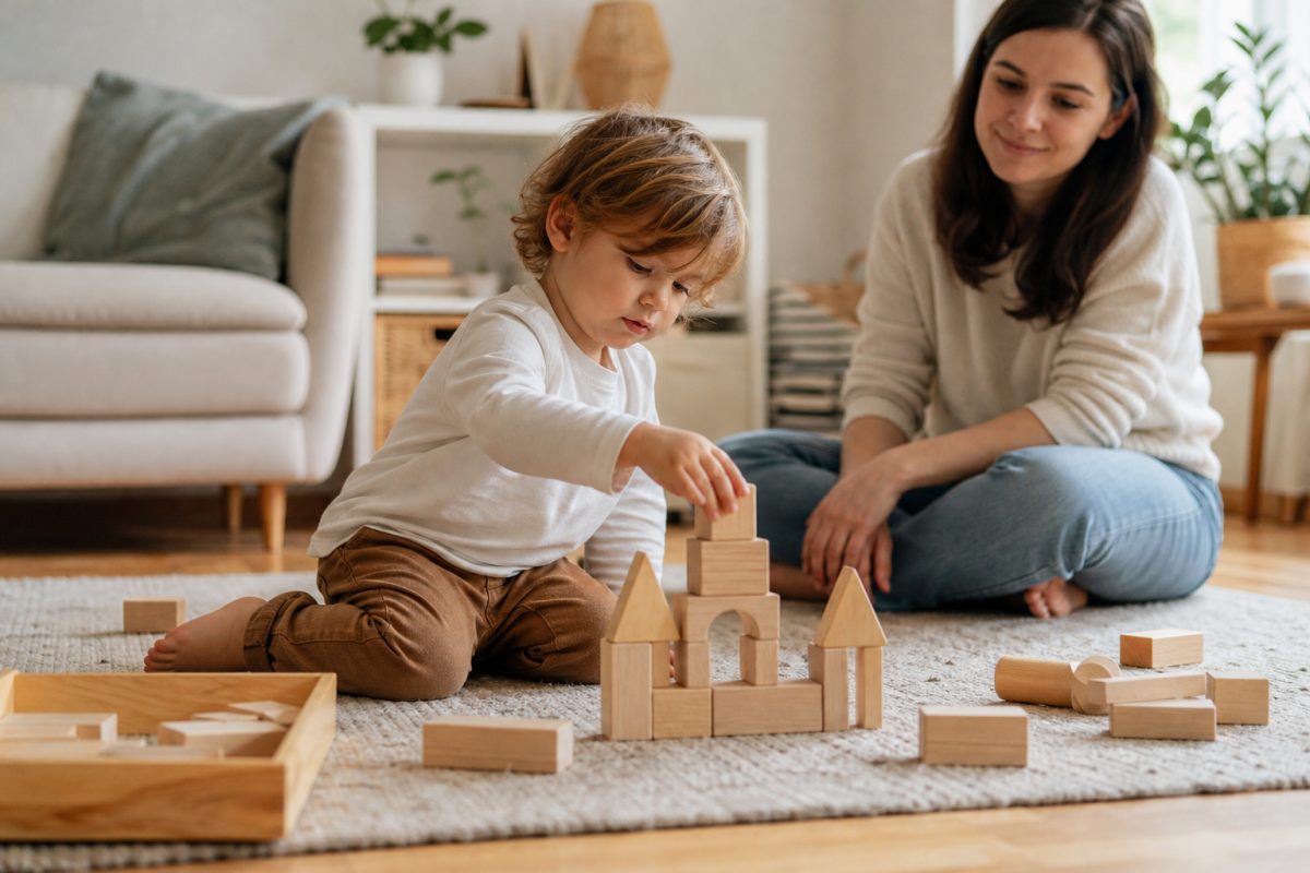 Montessori fajáték építőkockák használat közben a nappaliban