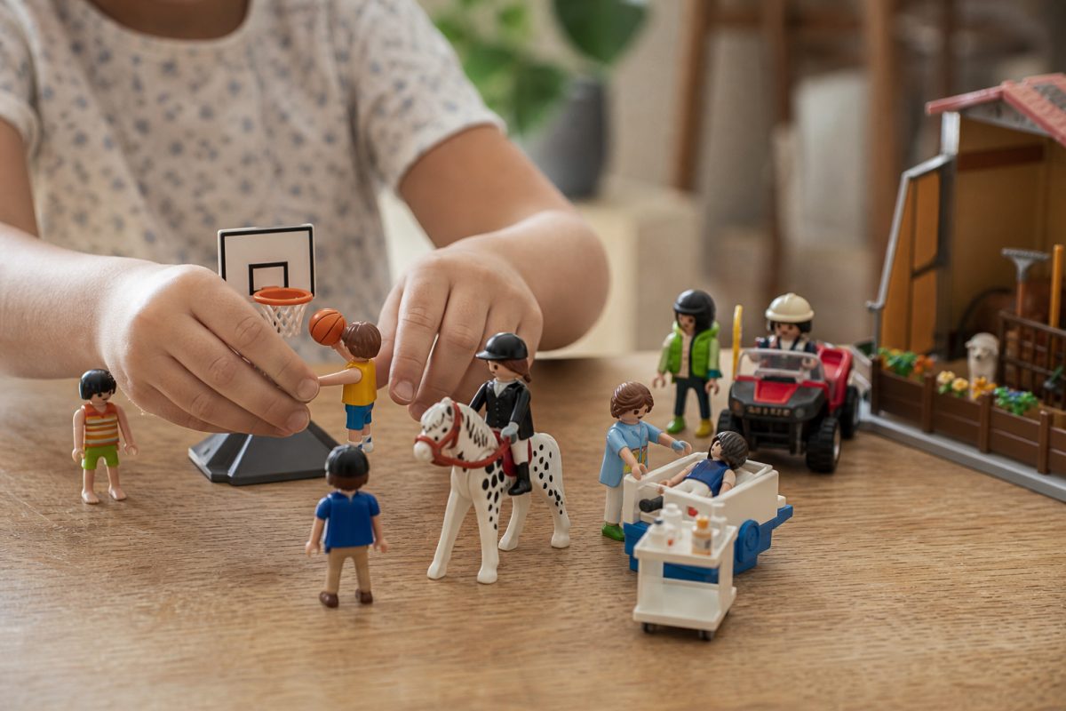 Különböző témájú Playmobil készletekhez hasonló játékok egy asztalon