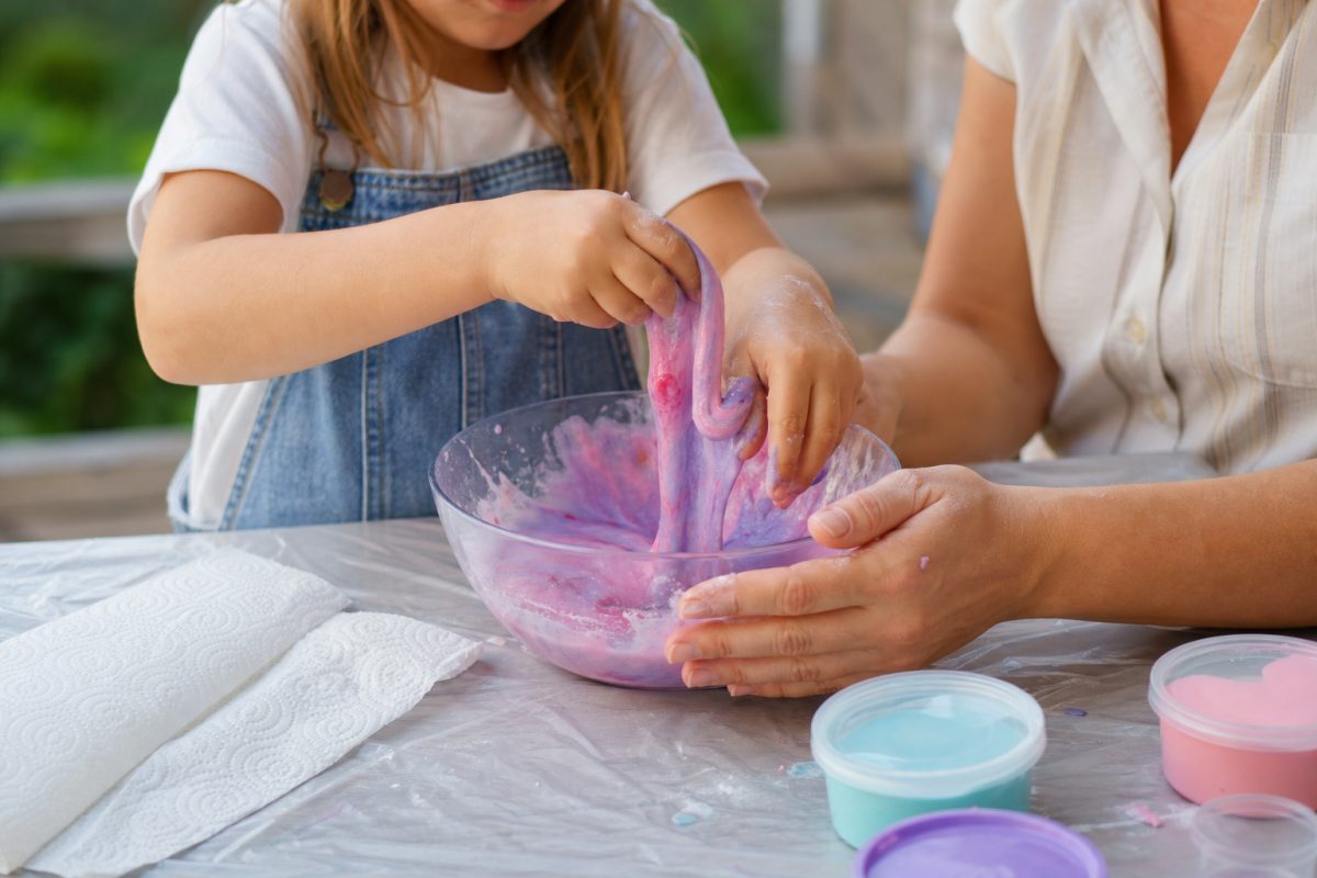 Slime készítés védett asztalon, felnőtt felügyeletével
