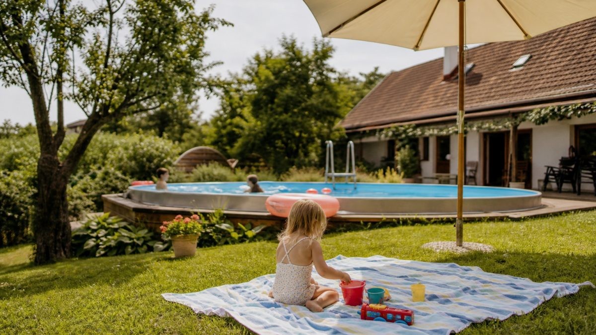 Medence a kertbe: felfújható vagy fémvázas?